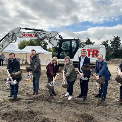 Foto (v.l.): Dietger Wille (Dezernent und 2. Stellvertreter des Landrats), Jan-Eric Schmidt (PHS mbH), Cornelia Kropidlowski (Schulleiterin), Ines Radloff-Bohnenberg (Landkreis Vorpommern-Greifswald), Landrat Michael Sack, Minister Wolfgang Blank, Achim Lerm (Beigeordneter und 1. Stellvertreter des Oberb&uuml;rgermeisters der Universit&auml;ts- und Hansestadt Greifswald)