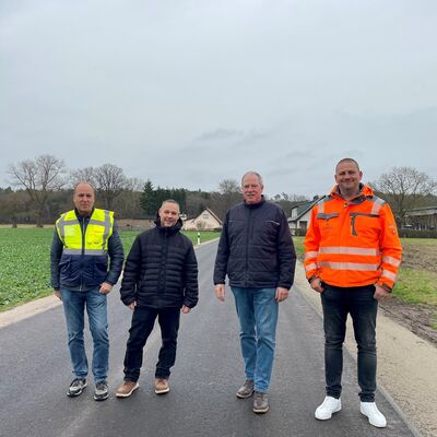 Foto (v.l.n.r.): Heiko Plath (Ingenieurb&uuml;ro Neuhaus und Partner), Christian Siegert (B&uuml;rgermeister Gemeinde Klein B&uuml;nzow), Jens K&ouml;ppen (Landkreis Vorpommern-Greifswald), Kay R&ouml;hrig (Eurovia)