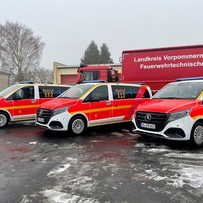 Drei neue Fahrzeuge f&uuml;r die Organisatorischen Leiter Rettungsdienst_ Fahrzeuge schr&auml;g